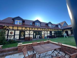 a house with a picnic table in the yard at Gasthaus Hecker Hof in Bad Salzungen