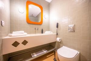 Koupelna v ubytování Orion Hotel + 85 fotografií