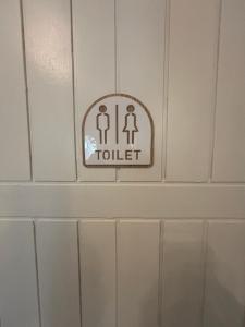 ein WC-Schild an der Wand eines Badezimmers in der Unterkunft Dehut Boutique Homestay hut1 in Khon Kaen