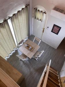 eine Draufsicht auf ein Wohnzimmer mit Tisch und Stühlen in der Unterkunft Dehut Boutique Homestay hut1 in Khon Kaen + 7 Fotos