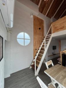 Zimmer mit einer Treppe und einem Fenster in der Unterkunft Dehut Boutique Homestay hut1 in Khon Kaen