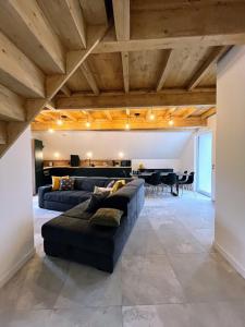 ein Wohnzimmer mit Sofa und Tisch in der Unterkunft Le Vieux Bourg Apartment 4, Spacious 3 bedroom Apartment, Ski & Cycle in Le Bourg-dʼOisans