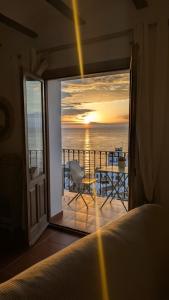 Una habitación con balcón con vista al mar. en Casa con vistas al mar en el Casco Antiguo de Altea, en Altea