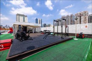 ein Spielplatz auf dem Dach eines Gebäudes in der Unterkunft 超时光酒店 广州天河岗顶地铁站店 in Guangzhou