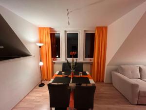 ein Wohnzimmer mit Tisch und Couch in der Unterkunft Romantische Ferienwohnung für 5 mit Hund im Erzgebirge in Beierfeld