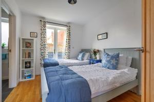 HindolvestonにあるFinest Retreats - The Chapelのベッドルーム(青い枕付きのベッド2台付)