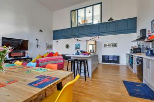 HindolvestonにあるFinest Retreats - The Chapelのテーブルと椅子のあるキッチンとリビングルーム