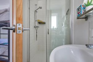 HindolvestonにあるFinest Retreats - The Chapelのシャワーと洗面台付きのバスルーム +25枚の写真