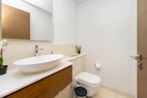 Ένα μπάνιο στο FAM Living City Walk - Opposite City Walk Mall - 2A