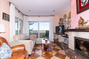 ein Wohnzimmer mit Couch und Kamin in der Unterkunft Villa GOLETA in Ferrán