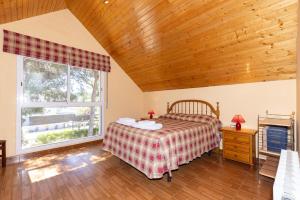 ein Schlafzimmer mit einem Bett und einem Fenster in der Unterkunft Villa GOLETA in Ferrán + 36 Fotos