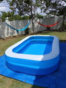 une piscine bleue et blanche sur une bâche bleue dans l'établissement Camelia Homestay, à Malacca