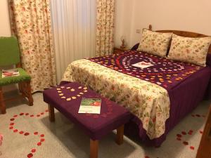 een slaapkamer met een bed met een paars dekbed bij Apartmento in Vecindario