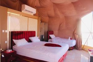 Postel nebo postele na pokoji v ubytování Wadi Rum Adventures