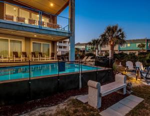 een zwembad in de achtertuin van een huis bij Ocean View Modern in Tybee Island
