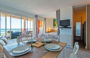 Μια τηλεόραση ή/και κέντρο ψυχαγωγίας στο Terramer – Séjour face à la mer, plage et commerces à pied - Secteur Corniche