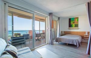 a bedroom with a bed and a view of the ocean at Terramer – Séjour face à la mer, Wifi, plage, piscine et commerces à pied - Corniche in Sète +17 photos