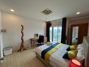 una camera da letto con un letto, una scrivania e una finestra di Cozy 3-Bedroom 2-6Pax Riverine Sapphire a Kuching Altre 17 foto