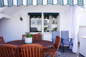 een eetkamer met een tafel en stoelen bij A Casa di Doralucia - Comfort a Santa Maria di Leuca in Leuca