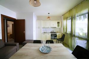 een woonkamer met een tafel en een keuken bij A Casa di Doralucia - Comfort a Santa Maria di Leuca in Leuca