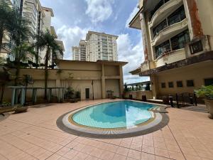 una piscina al centro di un edificio di Cozy 3-Bedroom 2-6Pax Riverine Sapphire a Kuching
