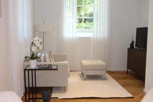 - un salon avec un canapé, une chaise et une fenêtre dans l'établissement Schöner Wohnen im Zentrum von Detmold, à Detmold