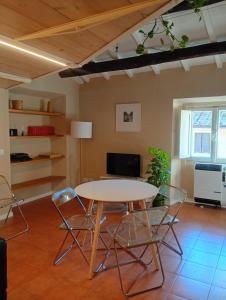 Una televisión o centro de entretenimiento en Deco's Place Olivia