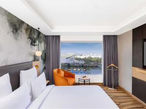 Ένα ή περισσότερα κρεβάτια σε δωμάτιο στο Novotel Jaipur Convention Centre