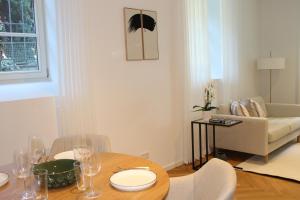 un salon avec une table et un canapé dans l'établissement Schöner Wohnen im Zentrum von Detmold, à Detmold