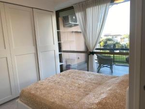 Кровать или кровати в номере GREEN HOUSE - PARCO TIRRENO by Ohana