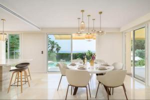 Posezení v ubytování Large house with pool and sea view in Vallauris