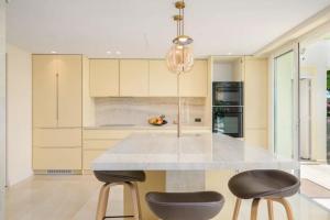 Kuchyň nebo kuchyňský kout v ubytování Large house with pool and sea view in Vallauris + 22 fotografií