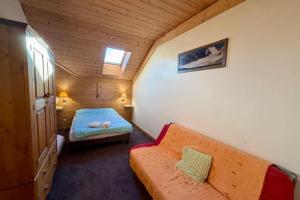 une petite pièce avec un canapé et un lit dans l'établissement Charming and bright cottage in Briançon, à Briançon