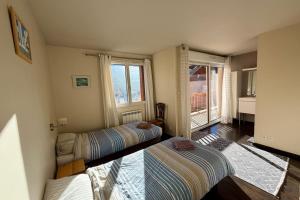 une chambre avec deux lits et une fenêtre dans l'établissement Charming and bright cottage in Briançon, à Briançon 15 autres photos
