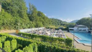 ein Pool mit vielen Booten in einem Garten in der Unterkunft Private garden room by MANAGR in Timisu de Jos