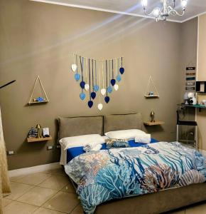 een slaapkamer met een bed met ballonnen aan de muur bij N67 B&B Taranto Centro-3 camere indipendenti in Taranto