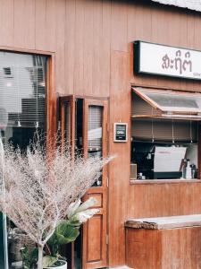 een deur naar een restaurant met een boom ervoor bij The Giftown Vientiane, Ban Anou in Vientiane