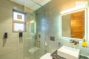 Koupelna v ubytování StayVista at The Rasa Bungalow with Lake View, Wi-Fi + 40 fotografií