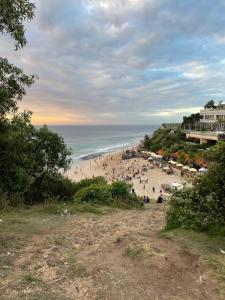 ウルワツにあるDreamland Villas by RESIDE 3-Minute Walk to Beachのたくさんの人が集まる浜