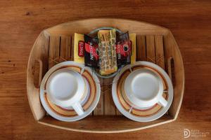 Příslušenství pro přípravu čaje a kávy v ubytování Jawa Dwipa Villa