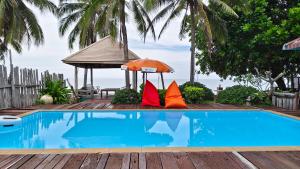 Baan Toom Village and Resort في تشانتابوري: مسبح بطاولة ومظلة