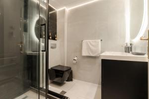 帕雷斯阿吉萨那VORAS 180° VIEW的带淋浴和水槽的白色浴室