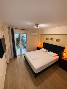 En eller flere senge i et værelse på Modern Apartment in The Heart of Athens Near Acropolis