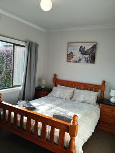 1 dormitorio con cama de madera y ventana en Ocean views, en Portland