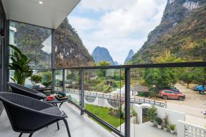 een balkon met uitzicht op de bergen bij Karst Scenic Hotel in Gaotian