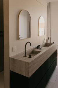 O baie la Isidore +288 fotografii