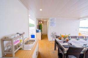 Χώρος καθιστικού στο แพ The RAFT Chanthaburi