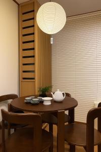 ソウルにあるSodamjae Stay, near Seokchon Lake 5 guestsのダイニングルーム(椅子、シャンデリア付)