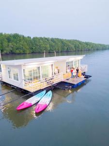 Θέα στο ποτάμι κοντά σε αυτό το πλωτό κατάλυμα