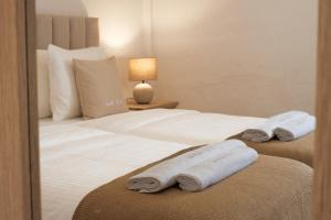 two towels on a bed in a hotel room at Finca el Moral by Huskalia in Los Llanos de Aridane